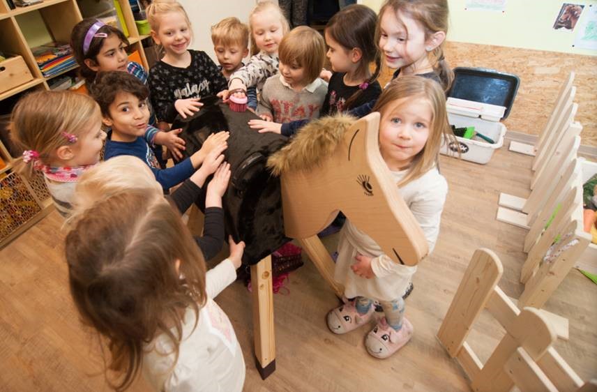 Durch ein Holzpferd Vertrauen gewinnen